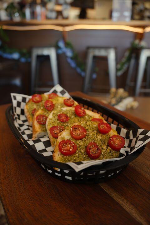 Pesto Tom Toast
